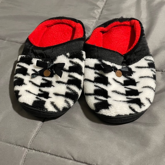 Houndstooth Pattern Slippers with red inside - Picture 1 of 6